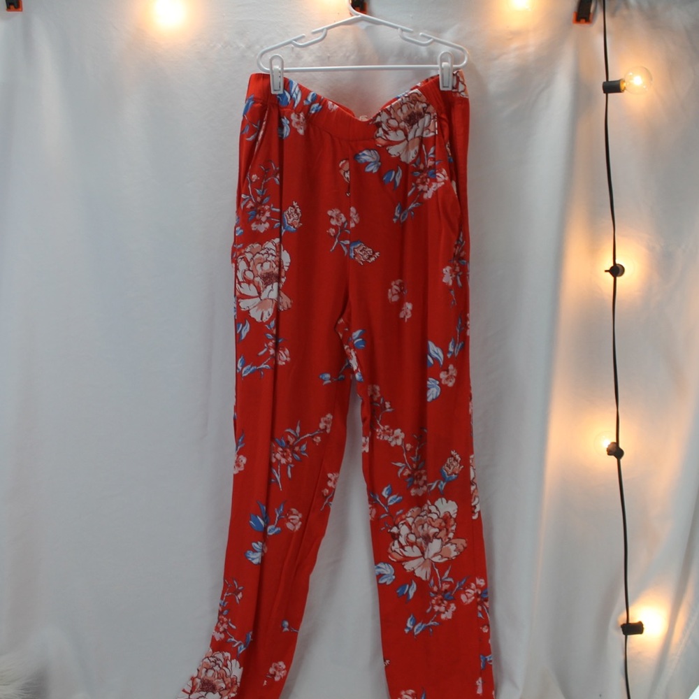 Fun bright floral pants 😜